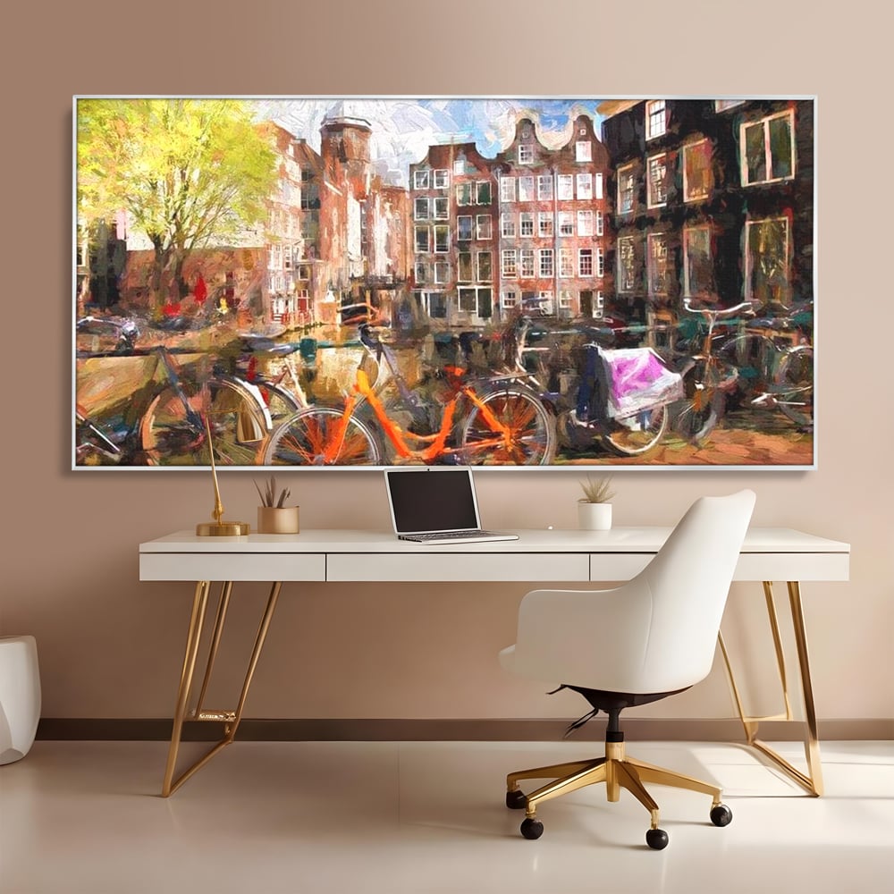Tablou canvas cu pictura stradala cu bicicleta portocalie, in rama de aluminiu argintiu, pe perete intr-un birou